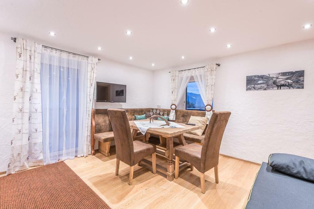 Haus Moesenlechner Apartment Maishofen Bagian luar foto